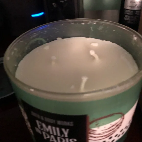 NWT Bath & Body Works Emily In Paris “ Macaron Cloud” 3- Wick Candle - Picture 2 of 4